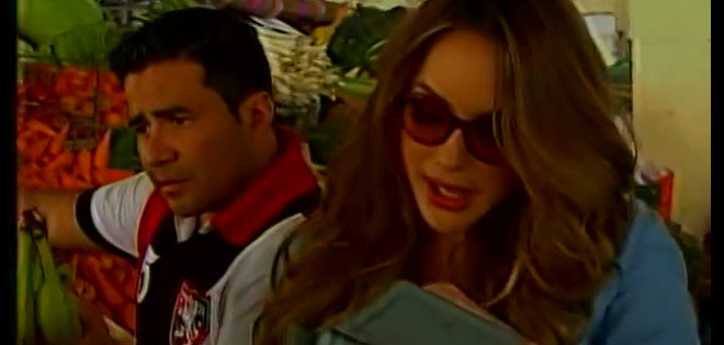 Mira a Erika Vélez ir de compras al mercado