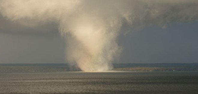 Serie de tornados sobre el lago Michigan