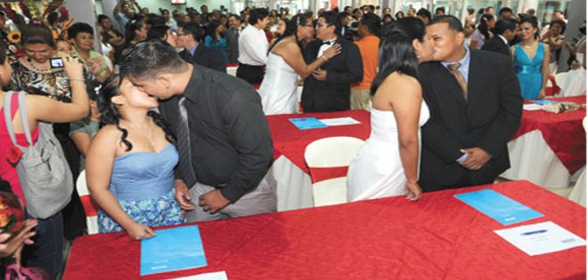 Primer matrimonio colectivo en Terminal Terrestre de Guayaquil