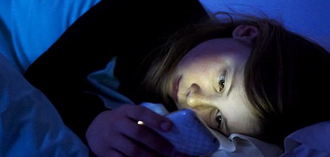 Los riesgos de dormir con el celular encendido, según estudio