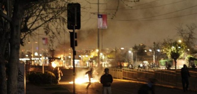 Decenas de heridos, 264 detenidos y coches quemados en disturbios en Chile