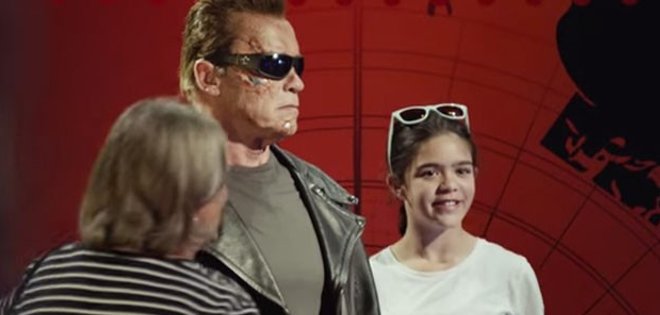 (VIDEO) Arnold Schwarzenegger le hace bromas a la gente como &#039;Terminator&#039;