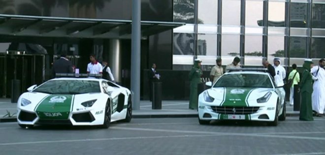 Autos Ferrari patrullan las calles de Dubai