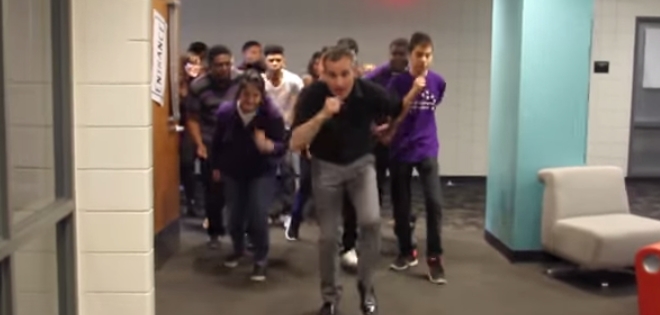 (VIDEO) Puso a sus alumnos a bailar “Uptown Funk” en los corredores