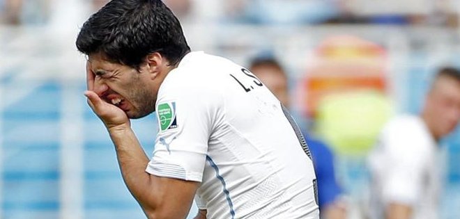 Suárez abandona la concentración uruguaya obligado por la FIFA