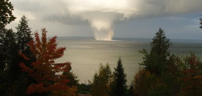 Serie de tornados sobre el lago Michigan