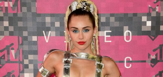 Miley Cyrus se vuelve a robar toda la atención en los VMAs, los premios de MTV