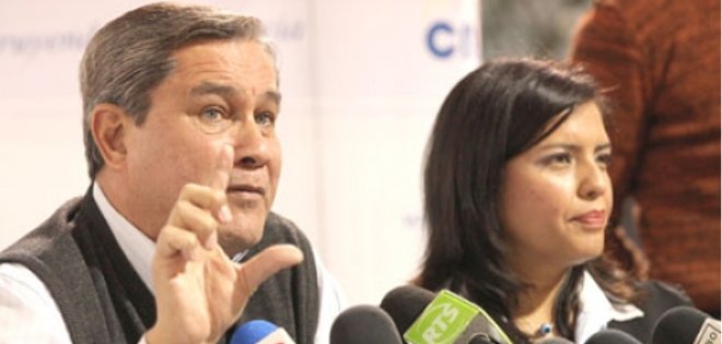 Renovación del CNE deja fuera de la institución a Domingo Paredes y Roxana Silva