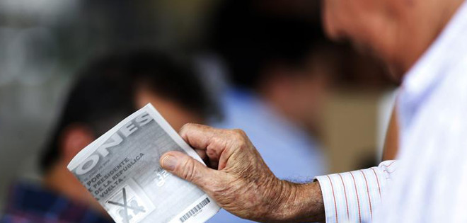 Colombianos votan en calma para elegir presidente y futuro de proceso de paz