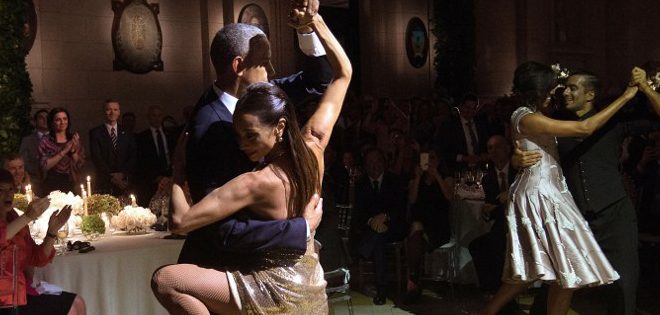 Los Obama bailan tango en la patria adoptiva de Carlos Gardel
