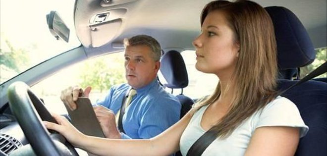 Las escuelas de conducción no van a desaparecer, aclaró Carvajal