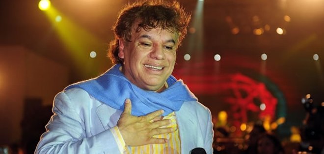 Juan Gabriel sale del hospital tras cinco días de tratamiento por neumonía