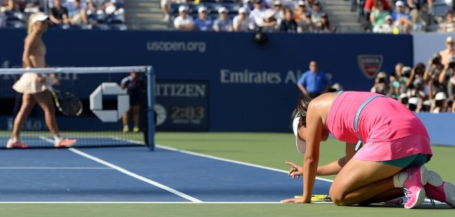 Wozniacki a la final del US Open, ayudada por repentino calambre de Peng