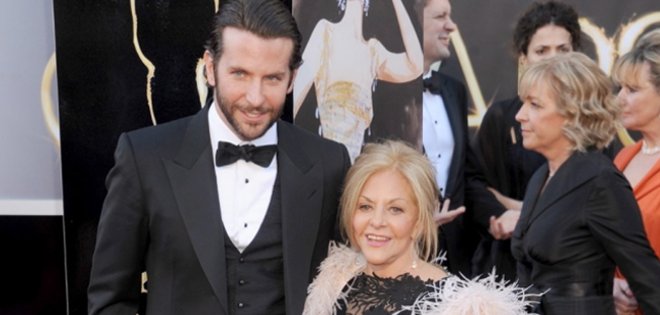 Bradley Cooper aún vive con su madre
