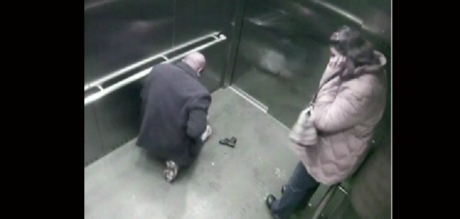 El momento en que un policía se dispara accidentalmente en un ascensor