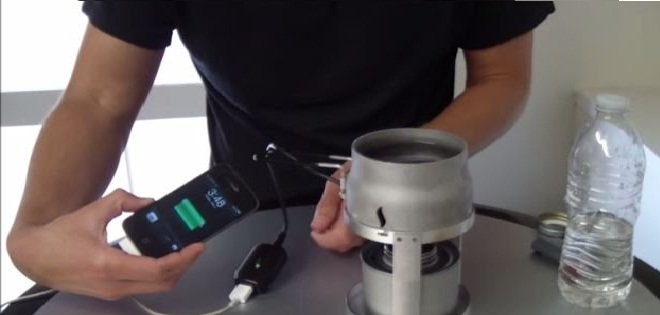 (VIDEO) ¿Cómo cargar tu celular con una vela?