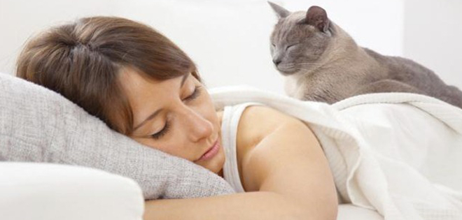 Mujer afirma que encontraron pelo de gato dentro de su matriz