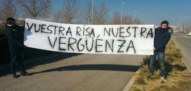 Aficionados reclaman a jugadores del Madrid con pancartas