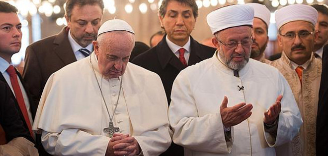 Vaticano evitó llamar &quot;oración cristiana&quot; a gesto del papa en Mezquita Azul