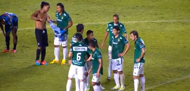 Grande &quot;Dinho&quot; antes de terminar el juego ya le piden la camiseta