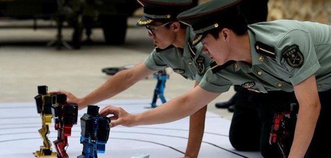 Robots con ritmos de Shakira en exhibición del ejército chino
