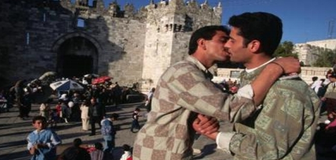 Dos homosexuales detenidos en Marruecos por besarse en público