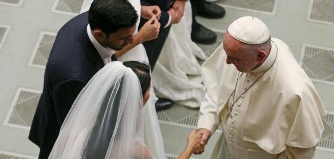 Papa dice que divorciados que inician nueva convivencia &quot;no son excomulgados&quot;