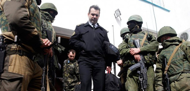 Cientos de civiles asaltan el cuartel general de la Armada de Ucrania en Crimea