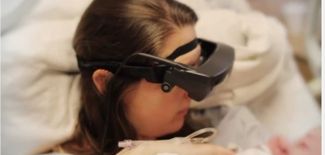 Mujer ciega logra ver a su bebé recién nacido por primera vez