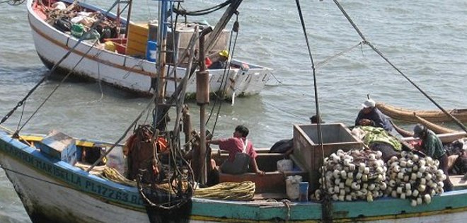 Armada colombiana detiene embarcación ecuatoriana por pesca ilegal