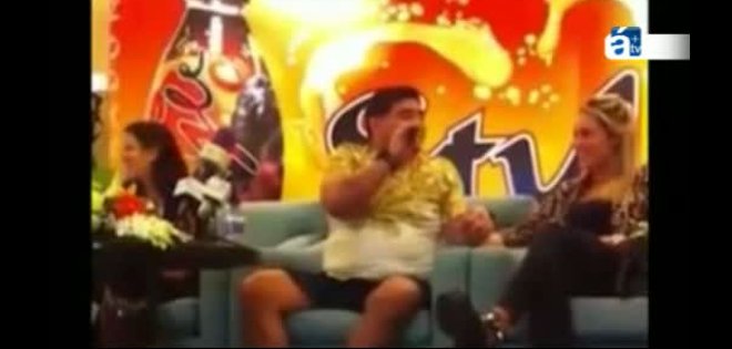 (VIDEO) Maradona sacó su lado romántico y le dedica una canción a su novia