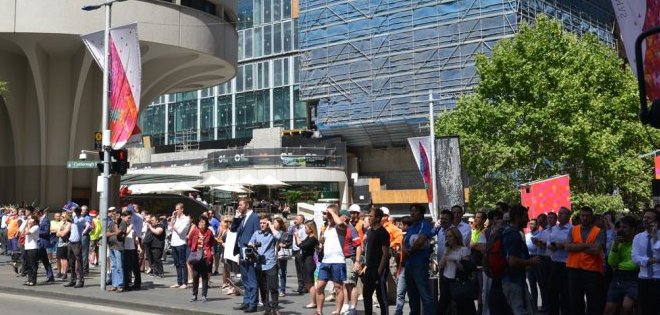 Secuestrador despliega bandera islámica en toma de rehenes en un café de Sídney