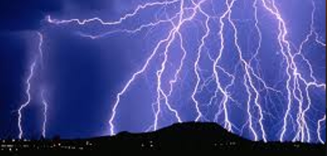 Rayo impacta a militares colombianos y mata a uno