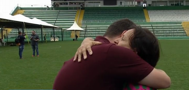 Madre de arquero del Chapecoense abraza a periodista en entrevista