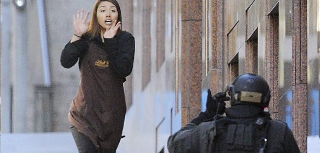 Policía confirma toma de rehenes por hombre armado en un café de Sídney
