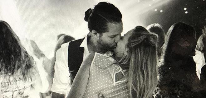 Margot Robbie confirma matrimonio con fotografía en Instagram