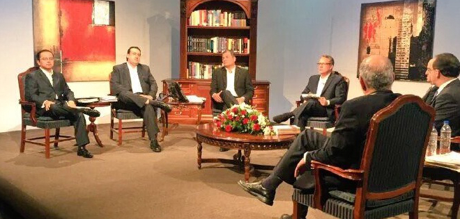 Exministro González hace denuncias políticas durante debate económico