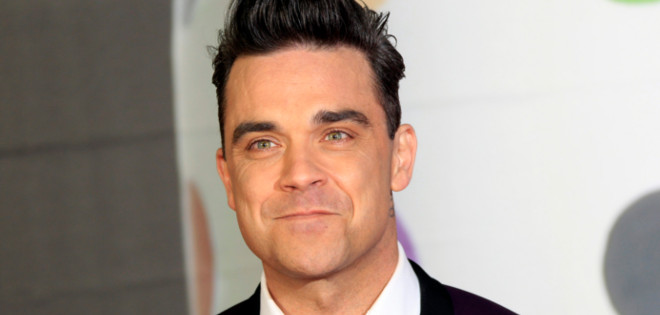 Robbie Williams se cayó del escenario y le rompió el brazo a una fan