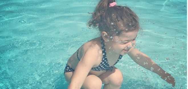 Nueva foto viral ¿esta niña está sumergida o recién saltó al agua?