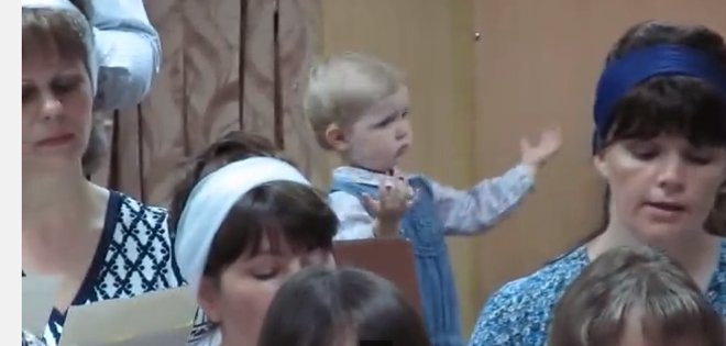 VIDEO: Niña que dirige apasionadamente un coro se roba el corazón de millones