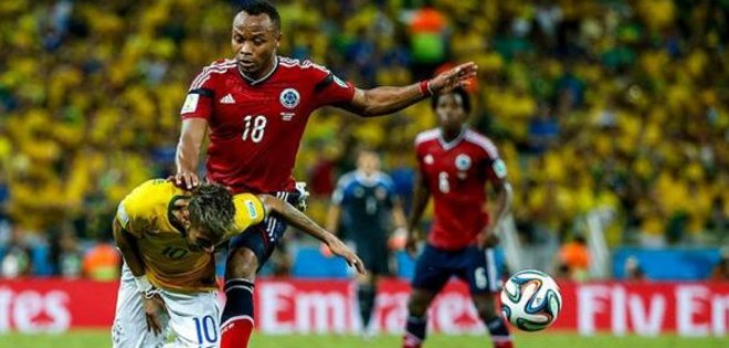 Brasil insta a la FIFA a castigar a Zúñiga por el rodillazo a Neymar