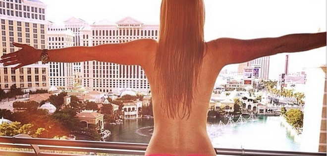 El &quot;Topless tour”, moda sobre desnudez que destrona a la &#039;selfie&#039;