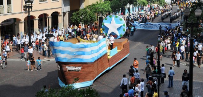 La avenida 9 de Octubre, la ruta del pasado y el presente de Guayaquil
