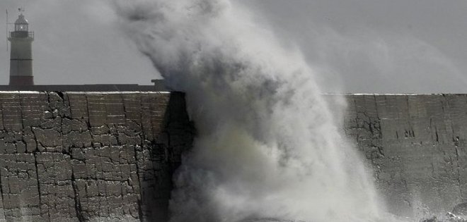 Huracán Xaver golpea a Escocia y Alemania se prepara para la tormenta