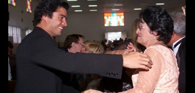 Desconsolado Chayanne en el velorio de su madre