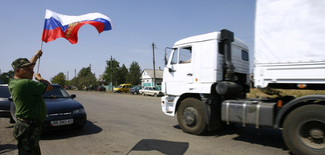 Guardias ucranianos combaten columna de blindados que cruzó frontera con Rusia