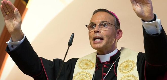 El obispo alemán acusado de despilfarro de dinero consigue un cargo en el Vaticano