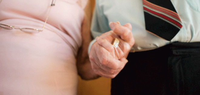 Una anciana muere "de amor" al encontrar a su esposo sin vida