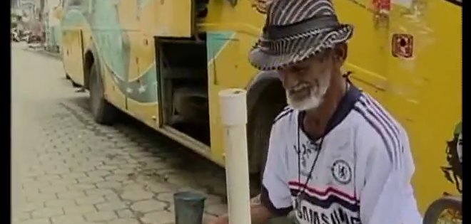 En los zapatos de don Zeferino, un vendedor de agua de Salitre