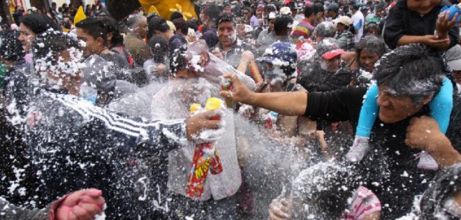 El carnaval en Ecuador mezcla la fiesta, el juego y la tradición indígena